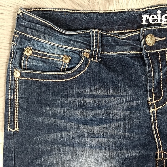 Reign roll cuff shorts Size 13 Curvy, Junior (36") - Picture 3 of 15